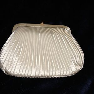 🌹🌹🌹🥂Formal ivory clutch purse w/ straps